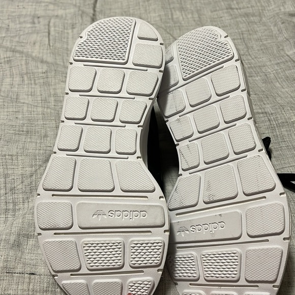 Women’s adidas Swift Run sneaker. Size 7 - Picture 4 of 6